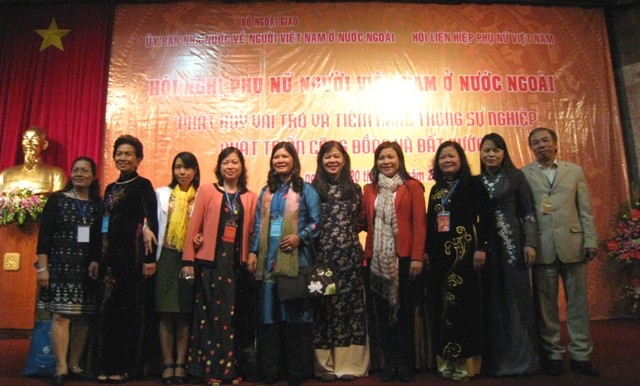 Phụ nữ kiều bào chia sẻ kinh nghiệm về công tác tập hợp phụ nữ, giữ gìn bản sắc văn hóa dân tộc  - ảnh 1
